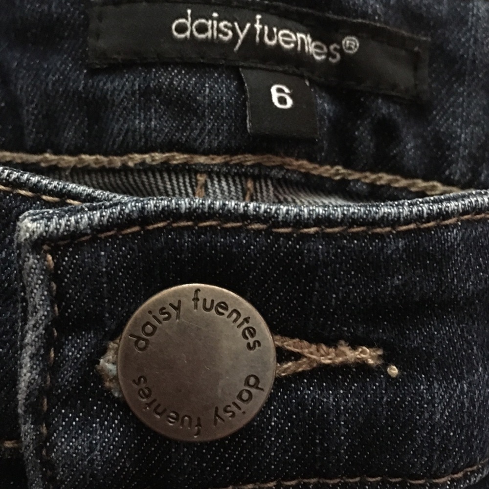 Daisy Fuentes boot cut jeans. Size 6. 32”inseam.